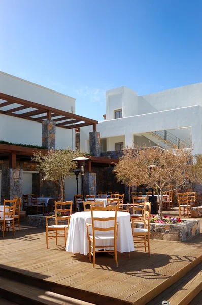 Buiten restaurant van moderne luxehotel, Kreta, Griekenland — Stockfoto
