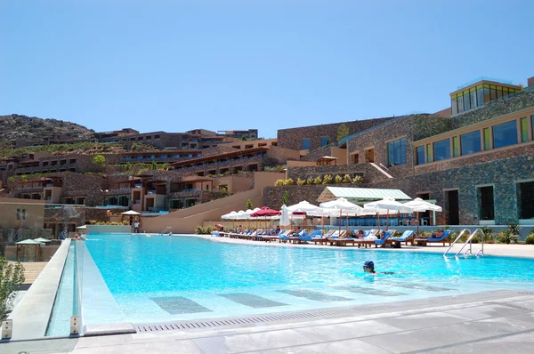 Zwembad op de luxe hotel, Kreta, Griekenland — Stockfoto