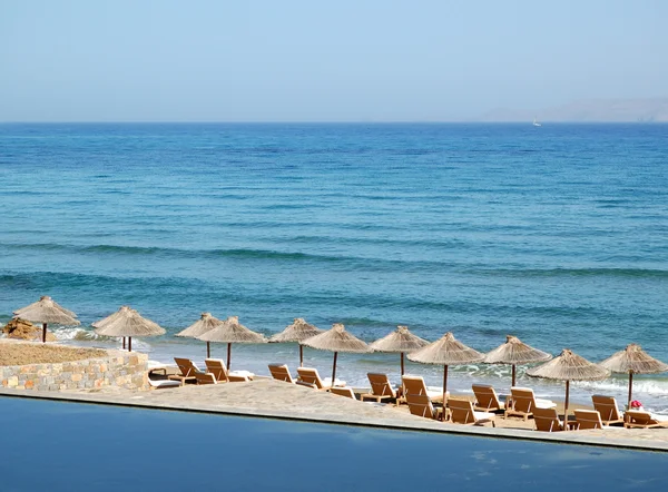 Ξαπλώστρες στην παραλία του πολυτελές ξενοδοχείο, Κρήτη, Ελλάδα — Φωτογραφία Αρχείου