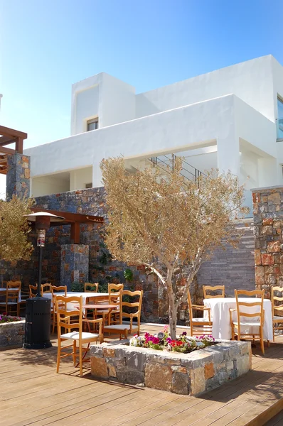Restaurant en plein air de l'hôtel de luxe moderne, Crète, Grèce — Photo