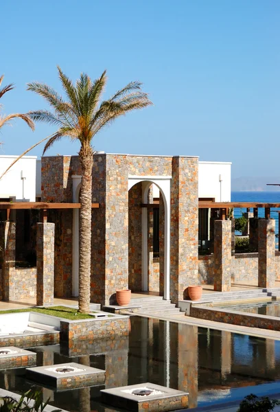Restaurace a bazén moderní luxusní hotel, Kréta, gree — Stock fotografie