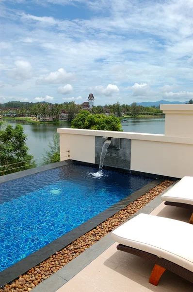 Poolen på lyxhotell, phuket, thailand — Stockfoto