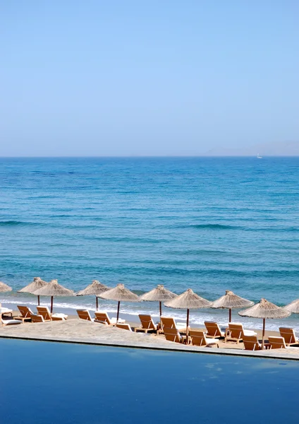 Ξαπλώστρες στην παραλία του πολυτελές ξενοδοχείο, Κρήτη, Ελλάδα — Φωτογραφία Αρχείου