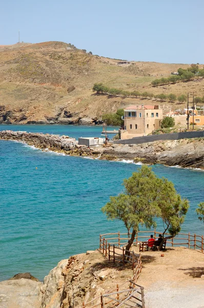 Terraza con vistas al mar y turistas ubicados en el banco, Creta, Grecia — Foto de Stock