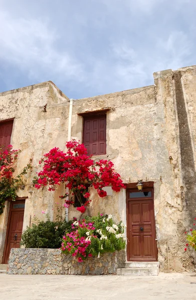 Arquitetura grega tradicional e decoração de edifícios com fluxo — Fotografia de Stock