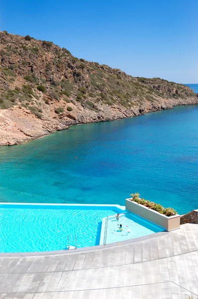 Bazén a pláž na luxusní hotel, Kréta, Řecko — Stock fotografie