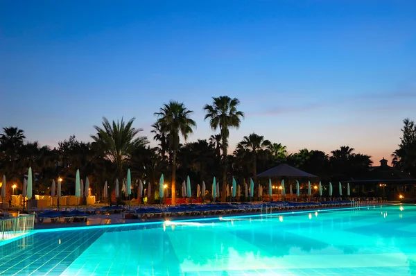 Pôr do sol e piscina no hotel popular, Antalya, Turquia — Fotografia de Stock