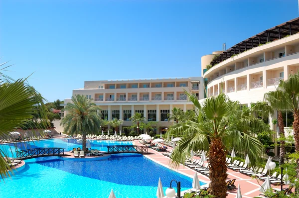 最受欢迎的酒店，安塔利亚，土耳其在游泳池 — 图库照片