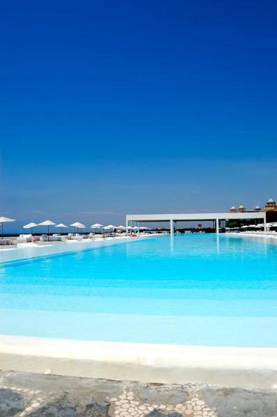 游泳池在现代化的豪华酒店，安塔利亚，土耳其 — 图库照片