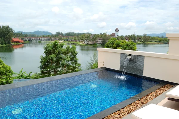 Piscina no hotel de luxo, Phuket, Tailândia — Fotografia de Stock