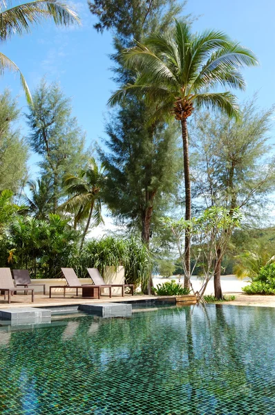Piscina sulla spiaggia di hotel di lusso, Phuket, Thailandia — Foto Stock