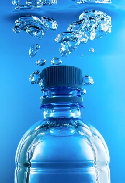 Bubblor från flaska — Stockfoto