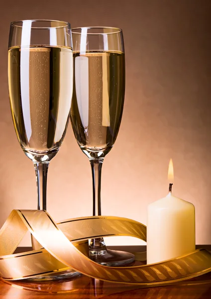 Två glas med champagne och ljus — Stockfoto