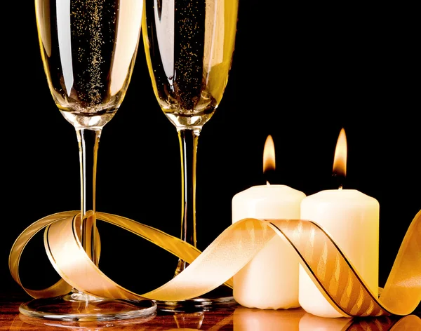 Dos copas con champán y velas — Foto de Stock