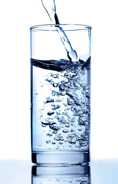 Καθαρό νερό χύνεται σε ένα ποτήρι — Φωτογραφία Αρχείου