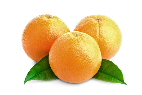 Drei Saftige Orangen Und Grüne Blätter Auf Weißem Hintergrund — Stockfoto