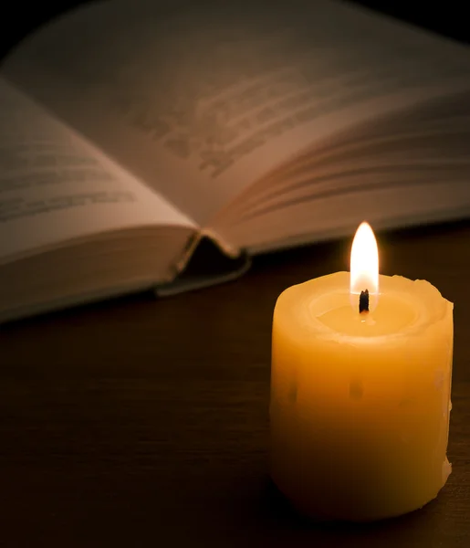 Buch im Kerzenschein — Stockfoto