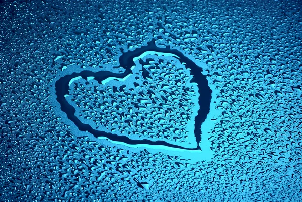 Coeur Sur Surface Mouillée Bleue — Photo