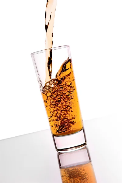 Alcohol Het Glas Gieten — Stockfoto