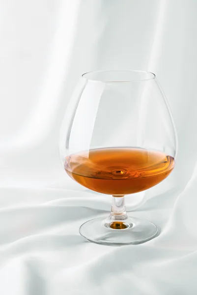 Glas Cognac Witte Zijde — Stockfoto