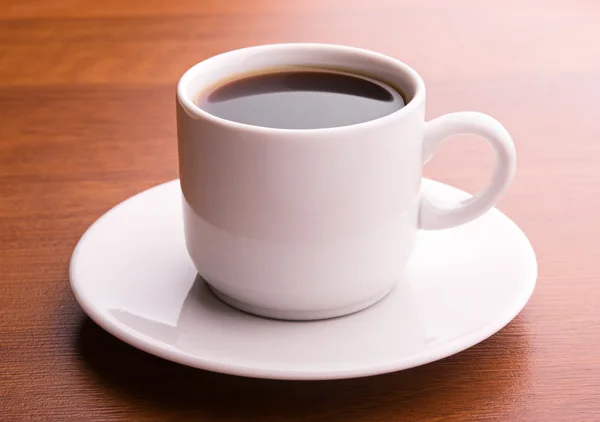 Café oscuro en taza blanca — Foto de Stock