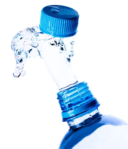 Spritzer Wasser aus einer Flasche — Stockfoto