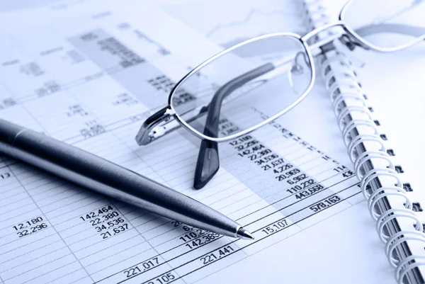 Finanční dokument a notebook — Stock fotografie