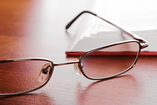 Szemüveg Közelről Nyitott Könyv Háttér — Stock Fotó