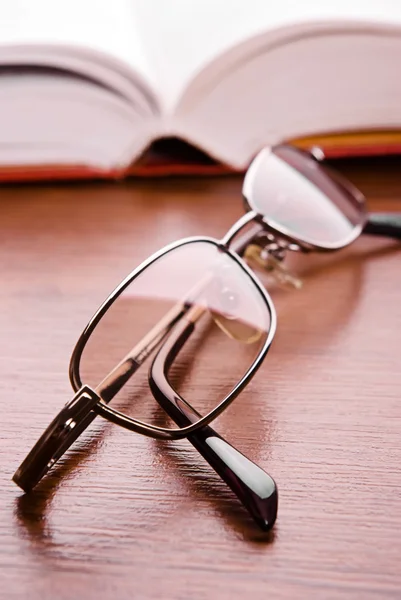 Szemüveg Közelről Nyitott Könyv Háttér — Stock Fotó