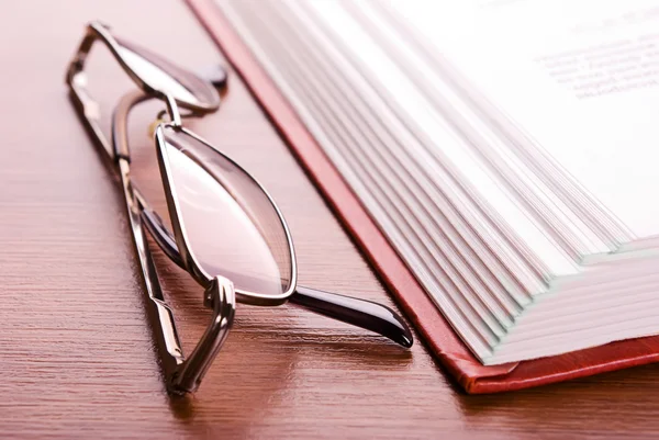 Brille Und Aufgeschlagenes Buch Aus Nächster Nähe — Stockfoto