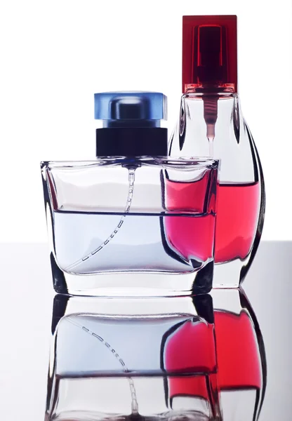 Parfümflaschen Auf Einer Glasoberfläche — Stockfoto
