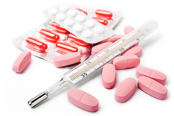 赤い錠剤と白い背景の上の水銀温度計 — ストック写真
