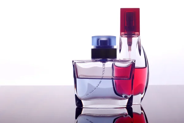 Dwie Butelki Perfum Powierzchni Szkła — Zdjęcie stockowe