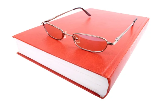 Κλειστό Βιβλίο Και Γυαλιά Λευκό Φόντο — Φωτογραφία Αρχείου