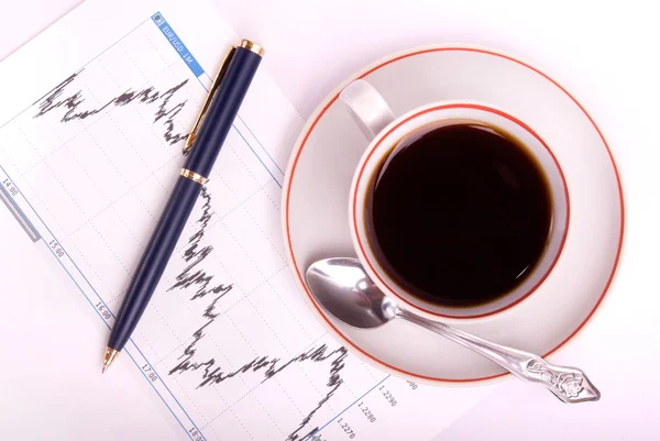 顶视图的笔 杯咖啡和财务报告 — 图库照片