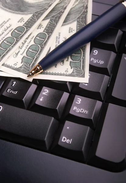Nahaufnahme Von Tastatur Stift Und Dollar — Stockfoto