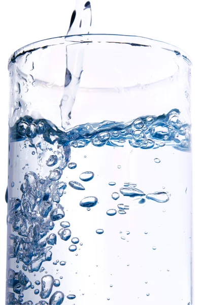 Νερό Που Ρέει Ένα Ποτήρι Φωτογραφίζεται Στο Κίνημα — Φωτογραφία Αρχείου