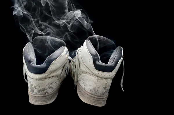Sneakers vecchie puzzolenti — Foto Stock