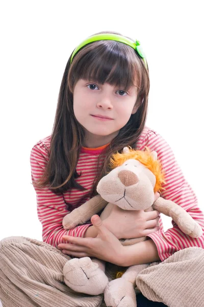 美丽的年轻女孩拥抱玩具老虎的肖像 — 图库照片