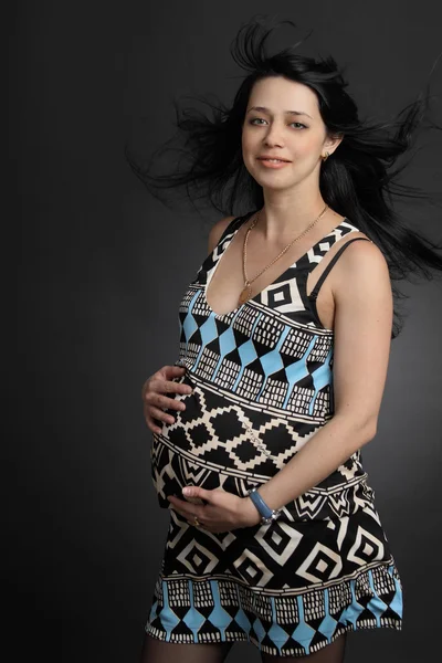 黑色背景上的怀孕女性 — 图库照片