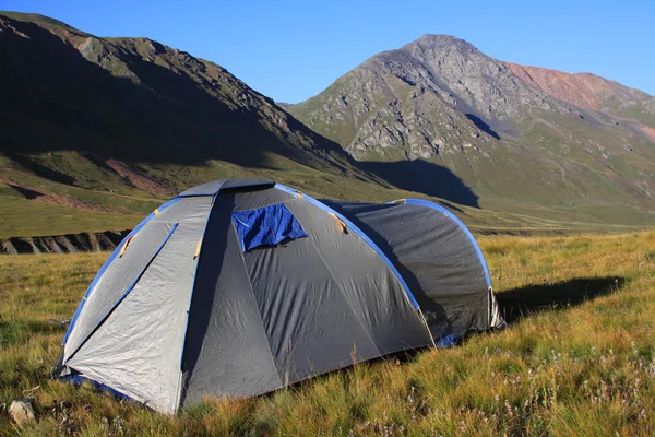 Туристическая палатка в горном пейзаже — стоковое фото