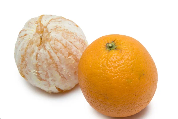 白の背景に分離された 2 つのオレンジ — ストック写真