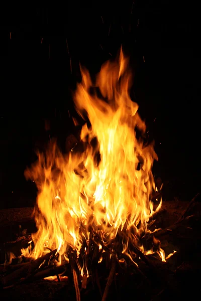 Brennende Flamme oder Feuer isoliert auf schwarzem Hintergrund — Stockfoto