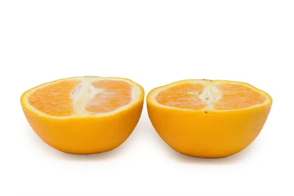 Beyaz zemin üzerine soyulmuş portakal dilimleri — Stok fotoğraf