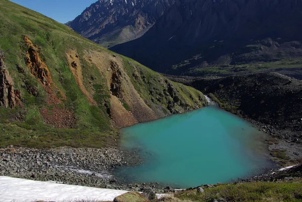 Hegyi tó a magas hegyi háttér — Stock Fotó