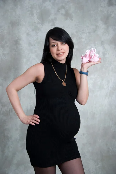 Une femme enceinte à l'image d'un enfant — Photo