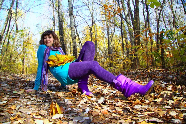 Jong meisje liggen in de daling van de herfst bladeren — Stockfoto