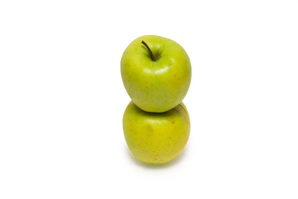 Gröna äpplen isolerat på den vita bakgrunden — Stockfoto