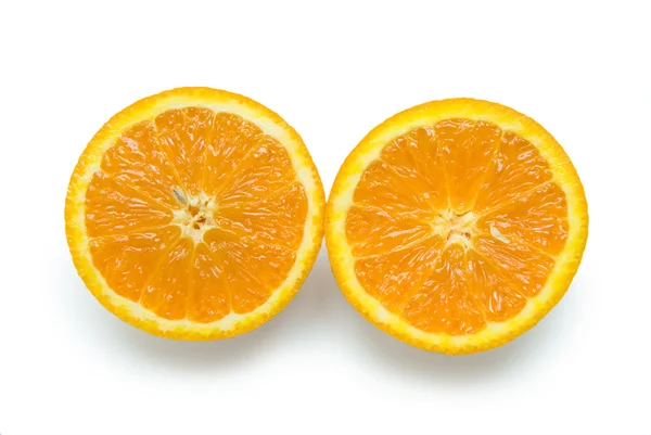 白い背景の上の皮をむいたオレンジのスライス — ストック写真