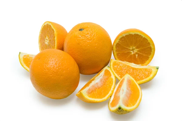 白い背景の上の皮をむいたオレンジのスライス — ストック写真
